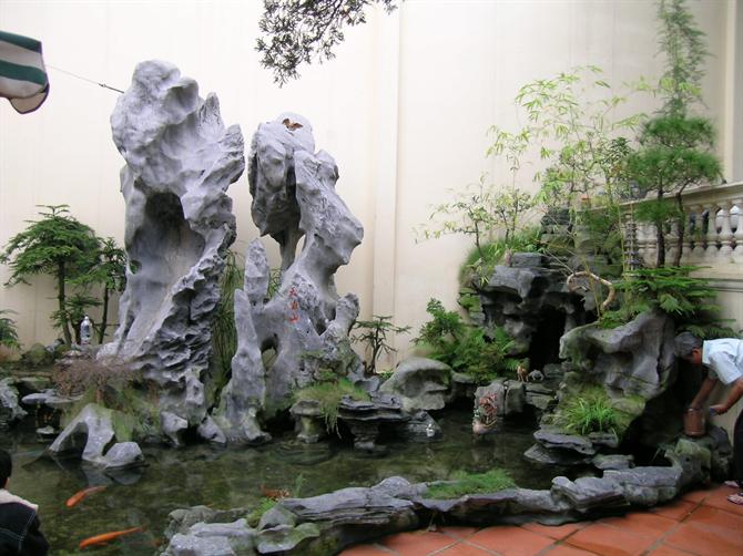 Non bộ trong vườn